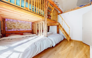 5 bedrooms, travel cot, free WiFi, bed sheets