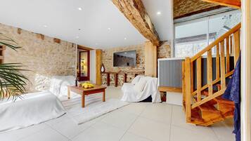 5 makuuhuonetta, vauvan matkasänky, ilmainen Wi-Fi, vuodevaatteet