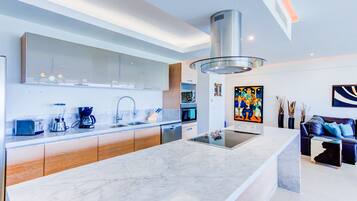 Luxury-Apartment, Balkon, Meerblick | Eigene Küche