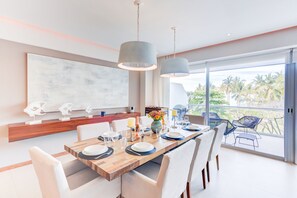 Superior-Apartment, Terrasse, Meerblick | Essbereich im Zimmer