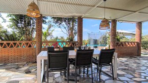 Outdoor dining - Lovely home in Almayate (Almayate)