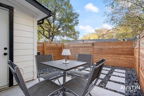 Outdoor dining - Close to Barton Springs + Zilker | King BR + Patio (Austin)