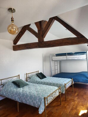5 Schlafzimmer, Bügeleisen/Bügelbrett, kostenloses WLAN, Bettwäsche