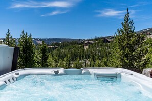 Outdoor spa tub - Saddle Ridge V2 3 Bedroom Condo by Moonlight Basin Lodging (Big Sky)