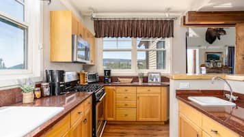 Condo, 3 Bedrooms | Private kitchen | Coffee/tea maker