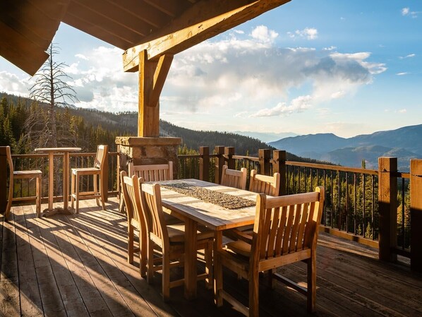 House, 6 Bedrooms | Outdoor dining