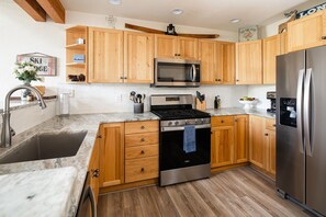 Private kitchen - Saddle Ridge D3 3 Bedroom Condo by Moonlight Basin Lodging (Big Sky)