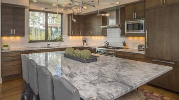 House, 6 Bedrooms | Private kitchen | Coffee/tea maker