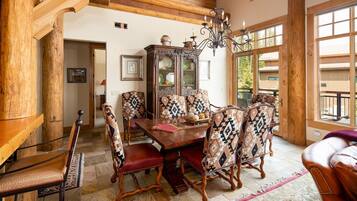 Cottage, 3 Bedrooms | Dining
