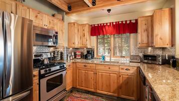 House, 4 Bedrooms | Private kitchen | Coffee/tea maker