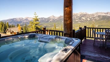 House, 4 Bedrooms | Outdoor spa tub