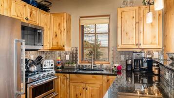 House, 4 Bedrooms | Private kitchen | Coffee/tea maker