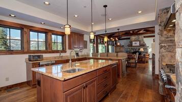 House, 4 Bedrooms | Private kitchen | Coffee/tea maker