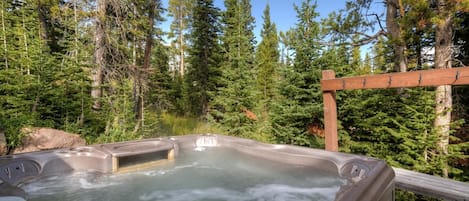 House, 4 Bedrooms | Outdoor spa tub