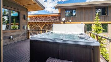 House, 3 Bedrooms | Outdoor spa tub