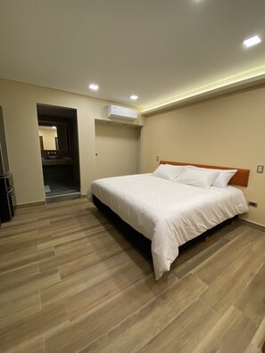 Habitación individual Deluxe | Ropa de cama de alta calidad, camas Select Comfort y escritorio 