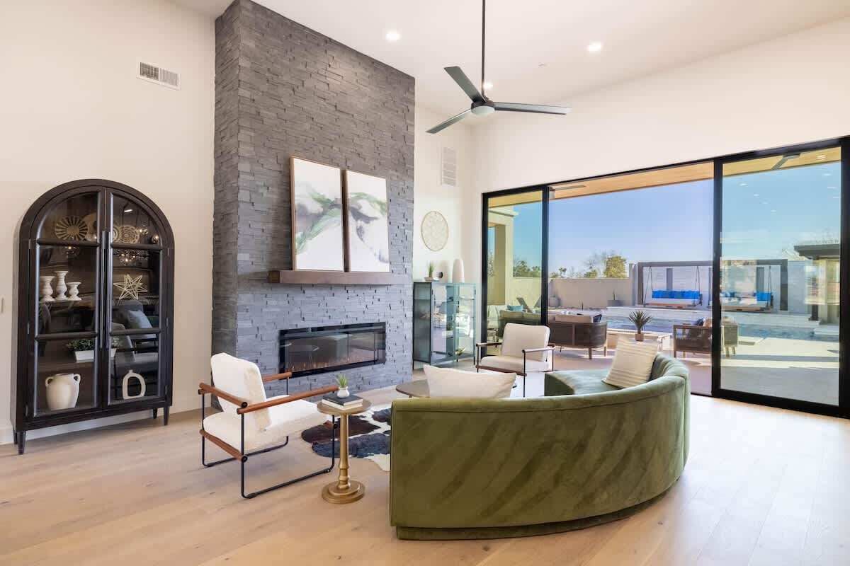 TV connectée, cheminée, livres, espaces bureaux