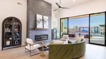 TV connectée, cheminée, livres, espaces bureaux