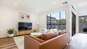Smart TV, books, stereo