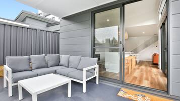 Smart TV, books, stereo