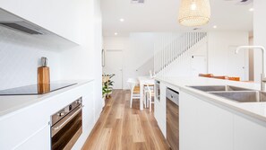 Frigorífic, microones, forn i placa de cuina 