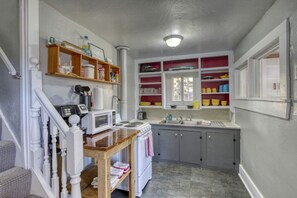 Micro-ondes, four, plaque de cuisson, cafetière/bouilloire