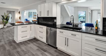 Luxury 5-bedrooms 4-bathrooms waterfront home with heated pool and Tiki Hut