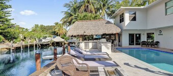 Luxury 5-bedrooms 4-bathrooms waterfront home heated pool, Tiki, Outdoor Kitchen