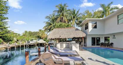 Luxury 5-bedrooms 4-bathrooms waterfront home heated pool, Tiki, Outdoor Kitchen