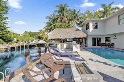 Luxury 5-bedrooms 4-bathrooms waterfront home heated pool, Tiki, Outdoor Kitchen