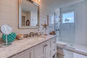 Shower, hair dryer, towels - FantaSea On 30A - Gulf view / Deeded Beach Access / 3 Pools / End Unit (Santa Rosa Beach)