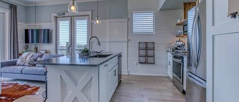 Frigorífico, microondas, horno y lavavajillas