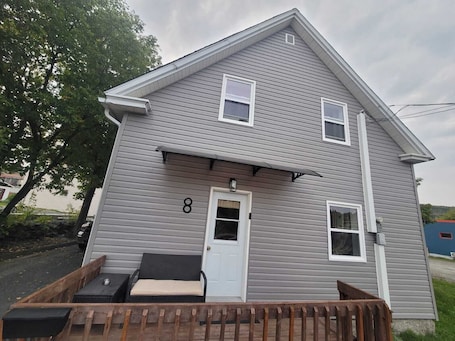 Exterior. Bright 1 bedroom apartment close to highway, wifi, netflix, prime, free parking