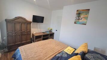 1 quarto, escrivaninha, ferros/tábuas de passar roupa, Wi-Fi de cortesia