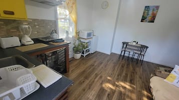 Frigorifero, microonde, piano cottura, macchina per tè/caffè