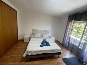 4 quartos, ferros/tábuas de passar roupa, berço de viagem