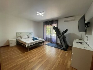 4 soverom, strykejern/-brett, reiseseng for barn og wi-fi (inkludert)