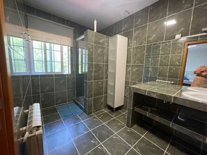 Bruser, hårtørrer, bidet, håndklæder