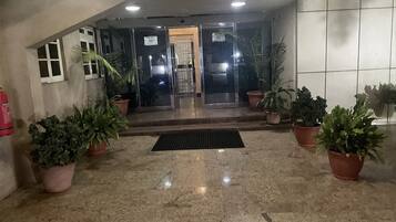 Vista frontal de la propiedad