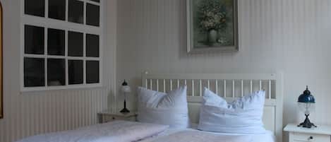 1 bedroom, bed sheets