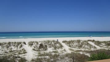 En la playa, camastros y toallas de playa