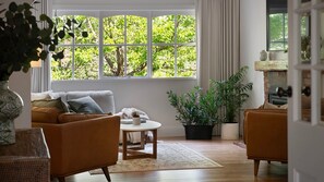 Smart TV, fireplace - Stanbridge House Daylesford- perfect escape, modern comforts (Daylesford)