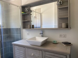 Shower, hair dryer, towels, toilet paper - Au Calme, Très Jolie Maison, bel Espace Piscine, Pool House, Cadre Champêtre (Cadenet)