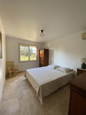 3 dormitoris, planxa i posts de planxar i un bressol de viatge 