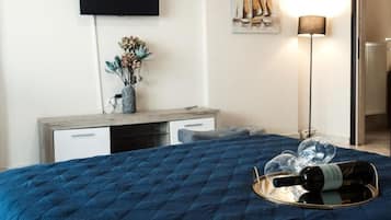 1 dormitorio, tabla de planchar con plancha, wifi y ropa de cama