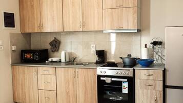 Fridge, oven, stovetop