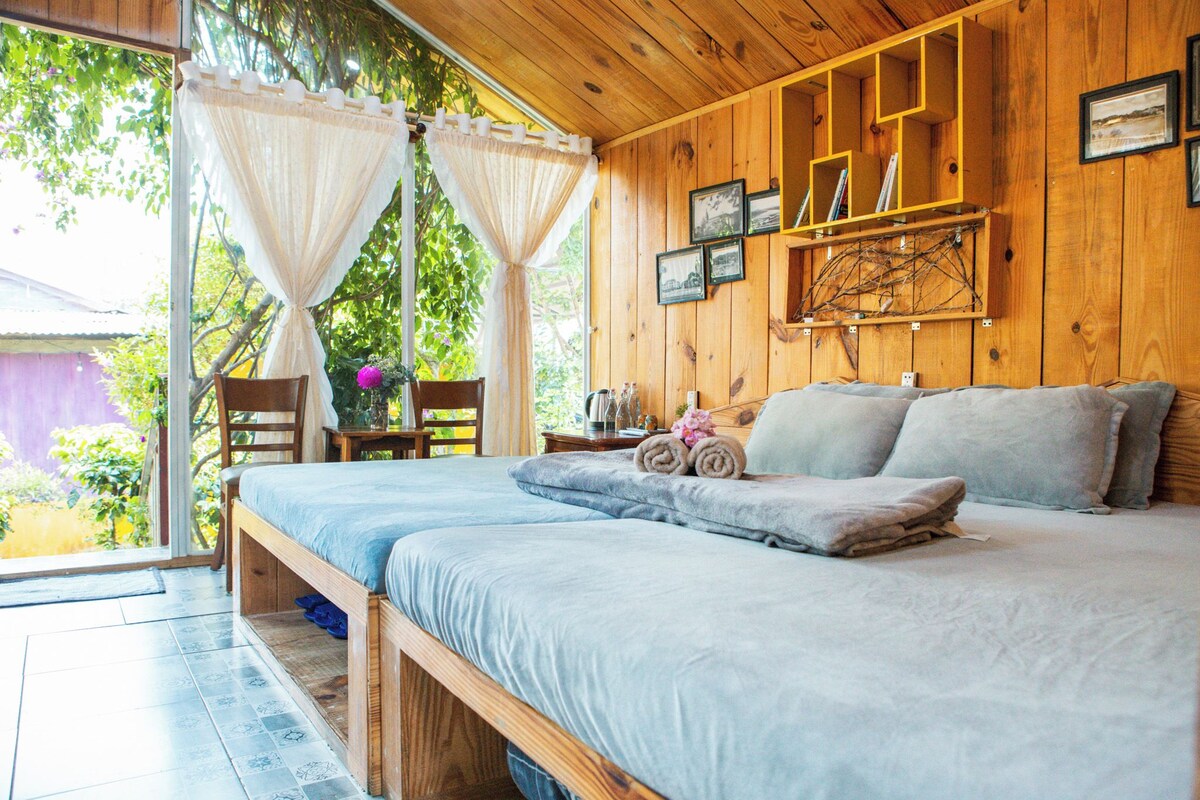 Deluxe bungalow, uitzicht op de stad | Verduisterende gordijnen, een strijkplank/strijkijzer, gratis wifi