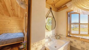 Bangalô básico, vista para a cidade | Banheiro | Chinelos, toalhas de banho, sabonete, shampoo