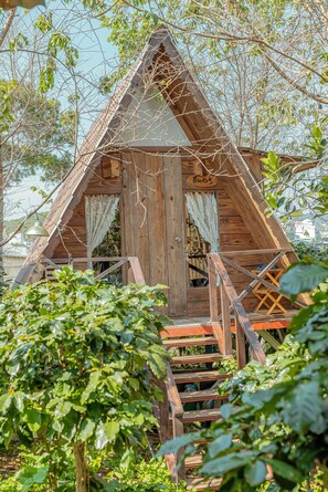 Una cabaña de madera con techo triangular, una escalera de madera y un cartel que dice 'Princess'.