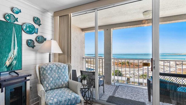Un balcon avec vue sur la plage et l’océan.